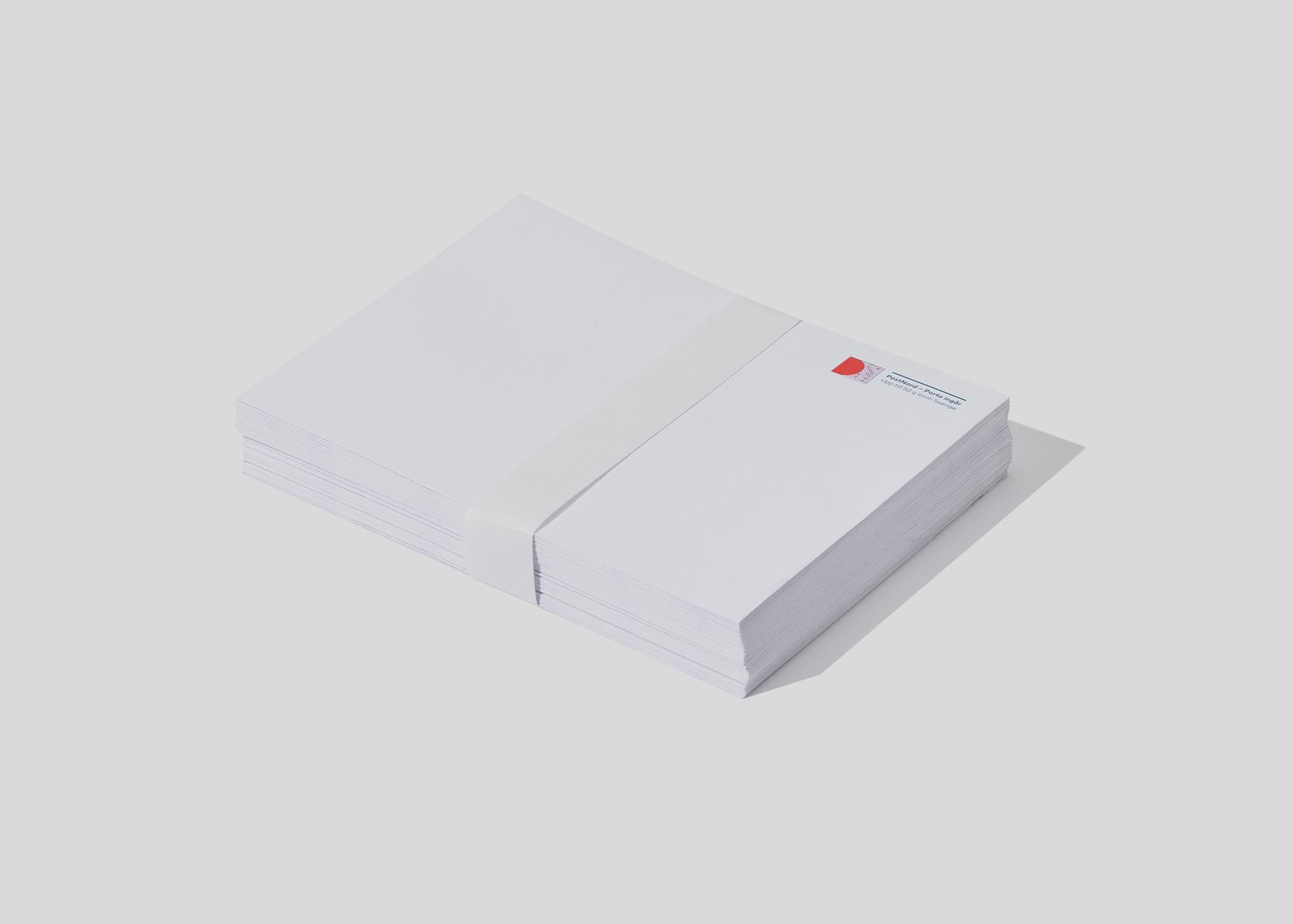 En bunt med 50 stycken kuvert med en banderoll runt.