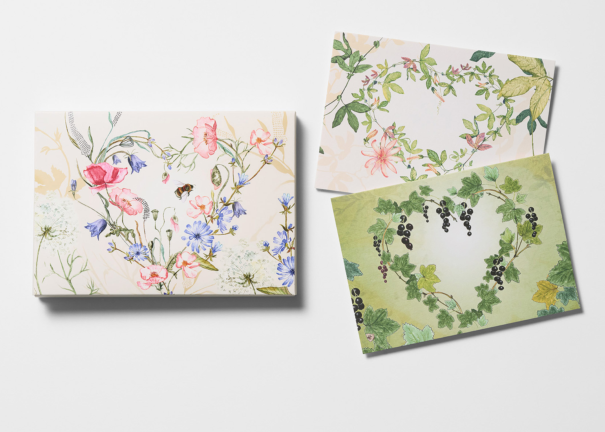 Kortask med illustration av Anna Handell med ett illustrerat hjärta på framsidan, åtta olika kort med illustrerade hjärtan samt vita kuvert.